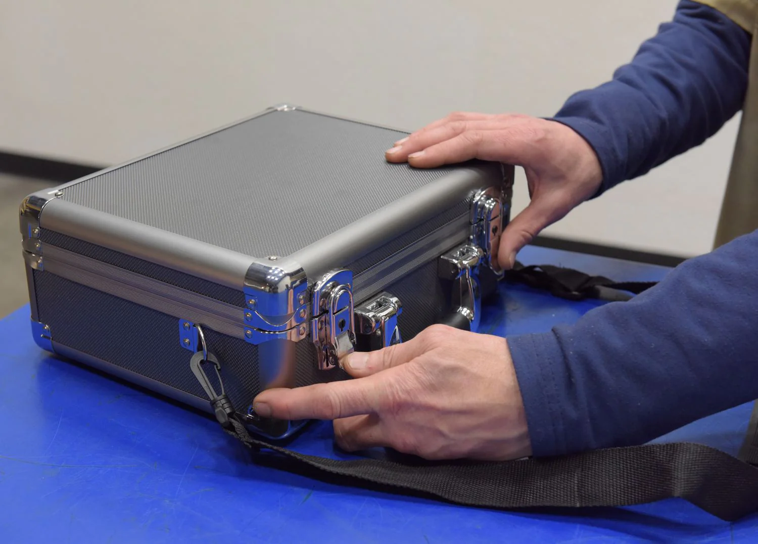 Vestil Manufacturing Corp Aluminum Carrying Case - Image 4