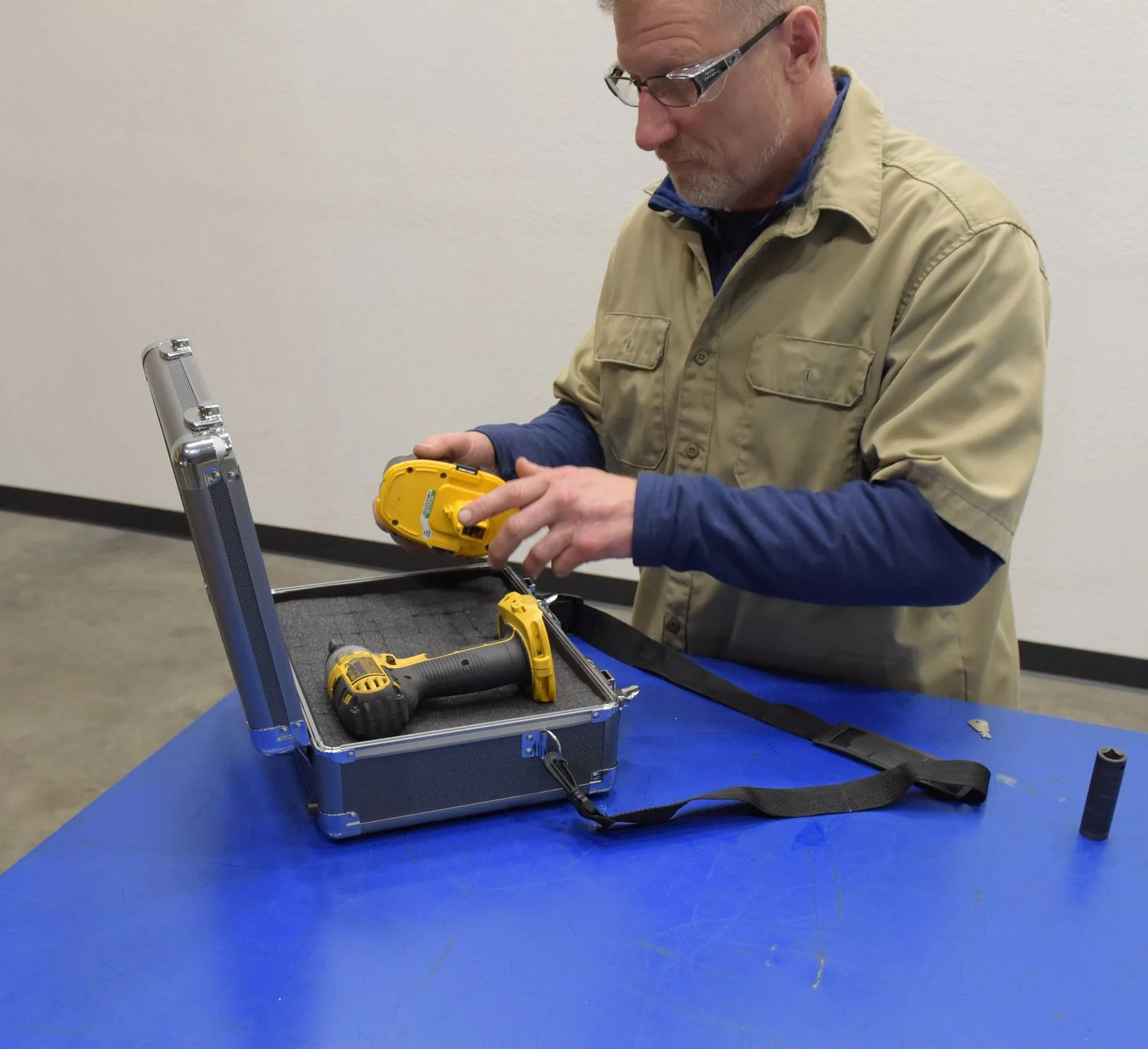 Vestil Manufacturing Corp Aluminum Carrying Case - Image 5