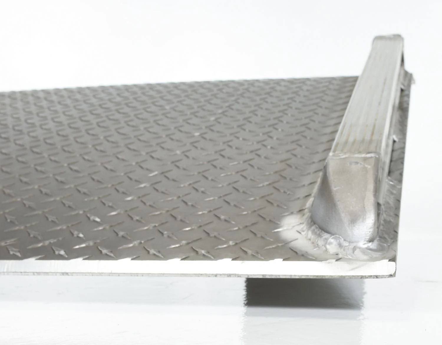 Vestil Manufacturing Corp Aluminum Truck Dockboards (Welded Aluminum Curbs) - Image 4