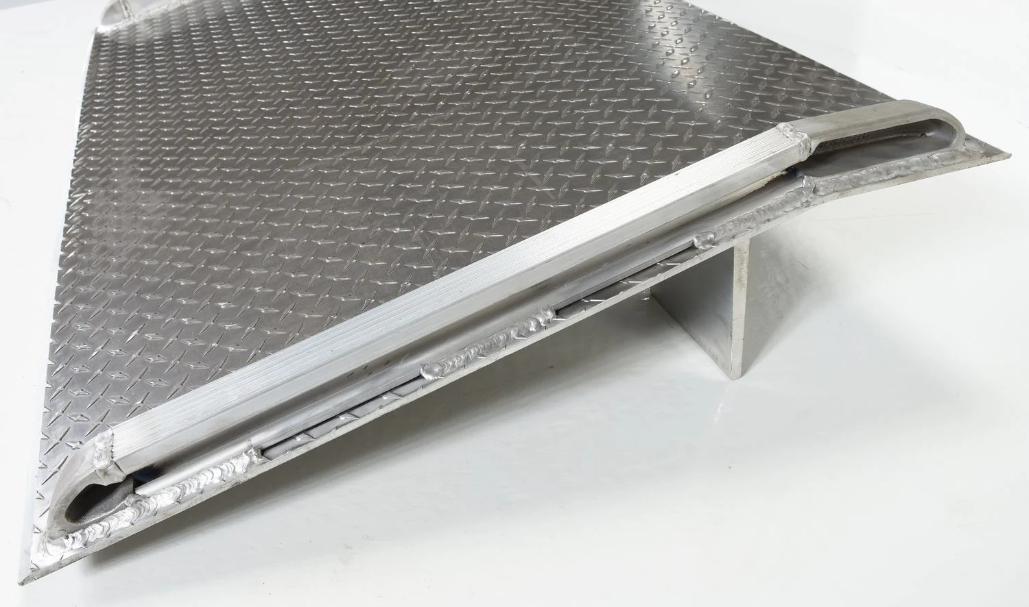 Vestil Manufacturing Corp Aluminum Truck Dockboards (Welded Aluminum Curbs) - Image 7