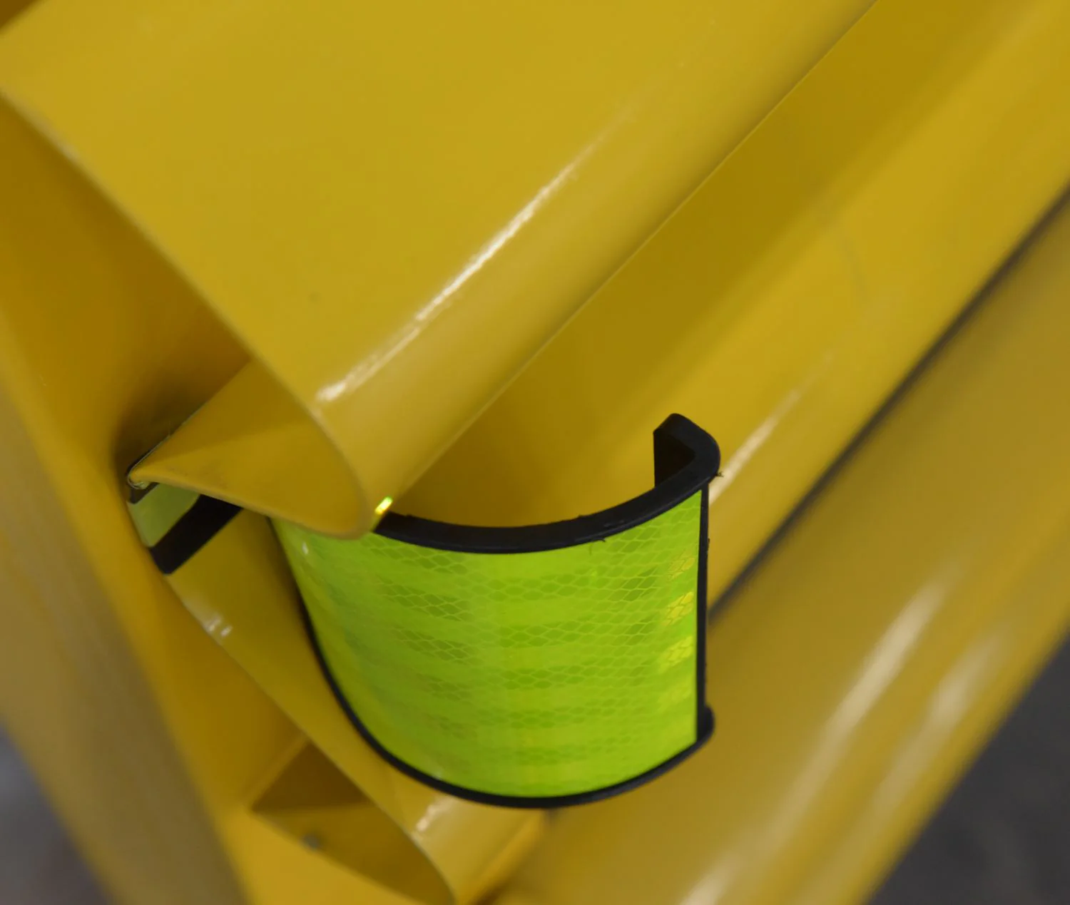 Vestil Manufacturing Corp Curved Guardrail Reflectors - Image 4