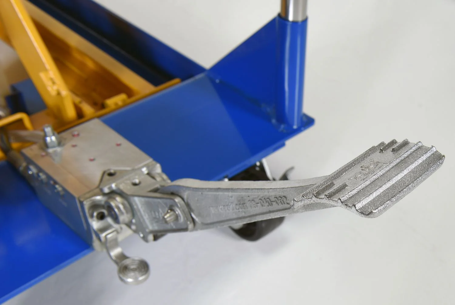 Vestil Manufacturing Corp DC Powered and Manual Scissor Carts - Image 8