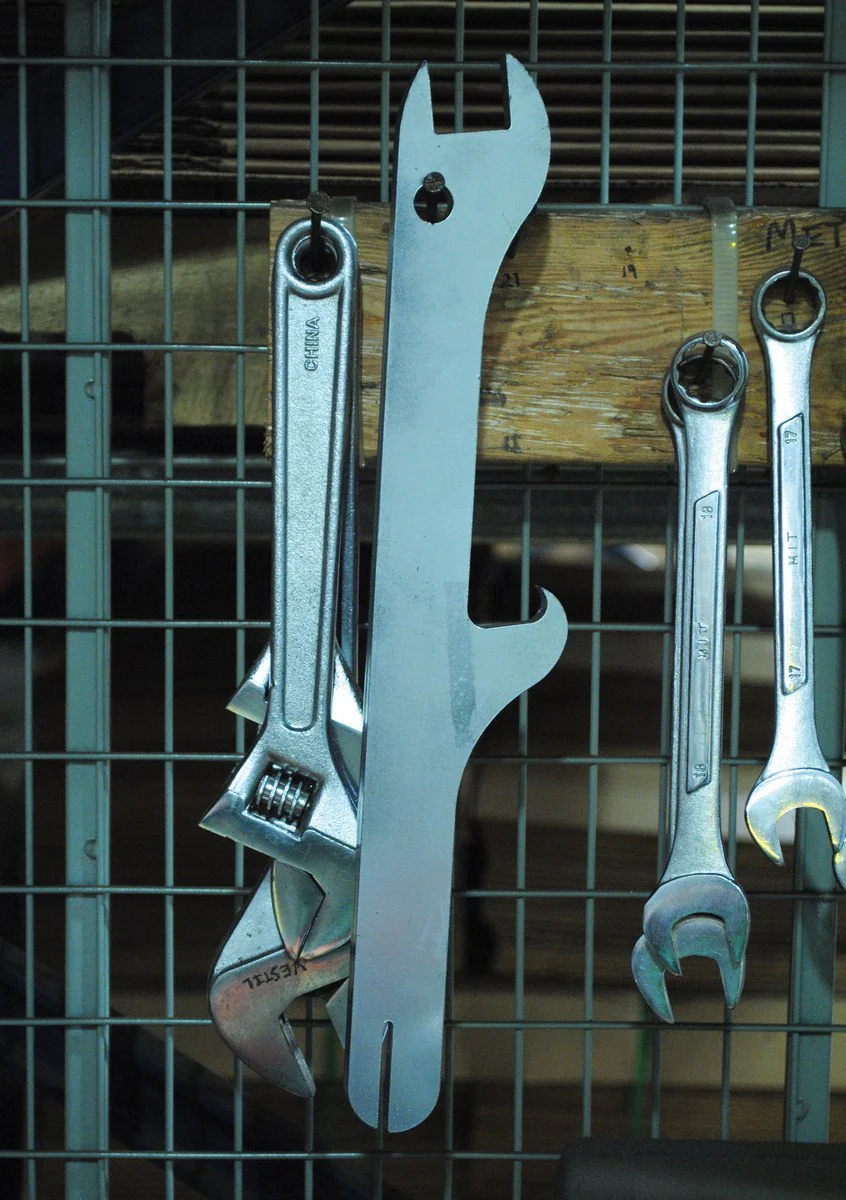 Vestil Manufacturing Corp Drum Lid Tool - Image 4