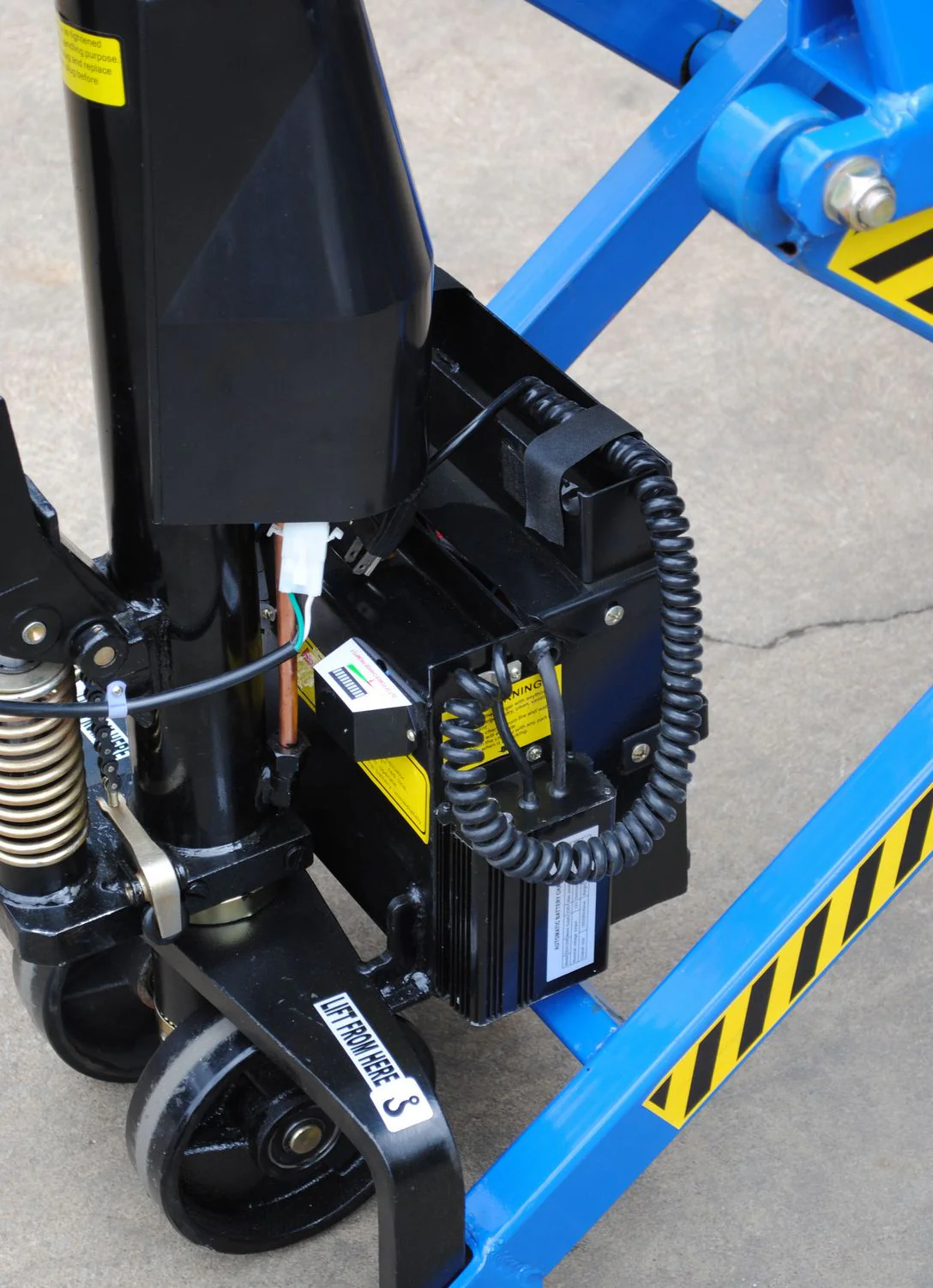 Vestil Manufacturing Corp Dual Power Tote Lifter - Image 4