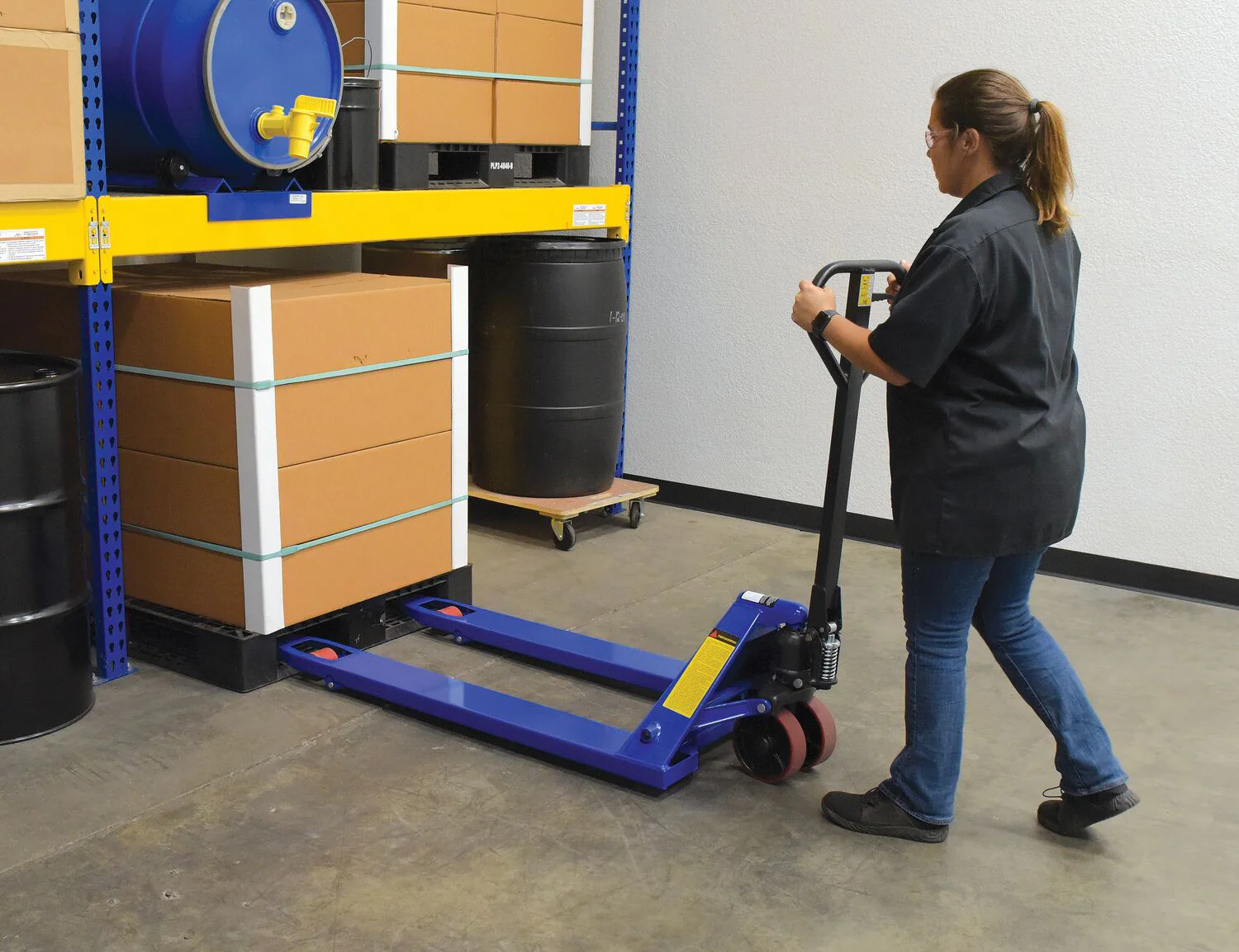 Vestil Manufacturing Corp Economy Hand Pallet Truck - Image 4