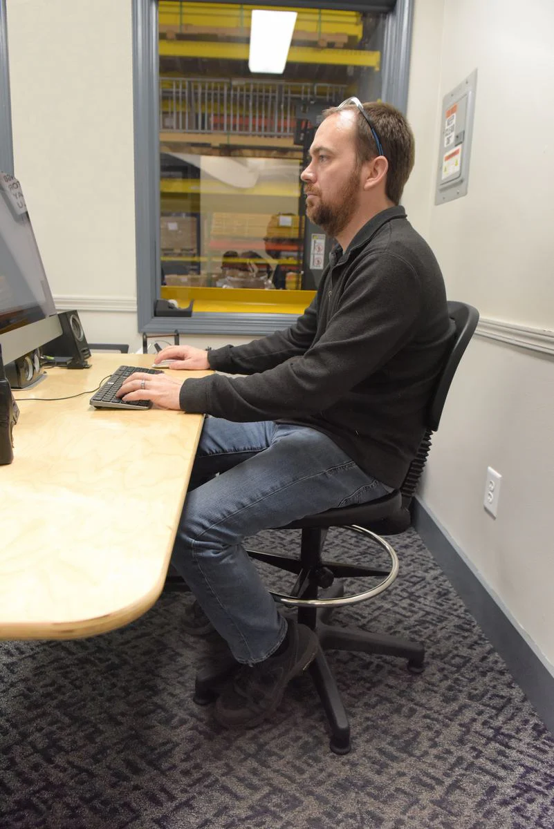 Vestil Manufacturing Corp Ergonomic Work Chair and Stool - Image 2