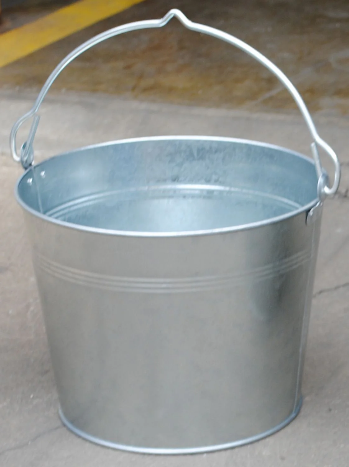 Vestil Manufacturing Corp Galvanized, Stainless Steel, & Bronze Buckets - Image 4