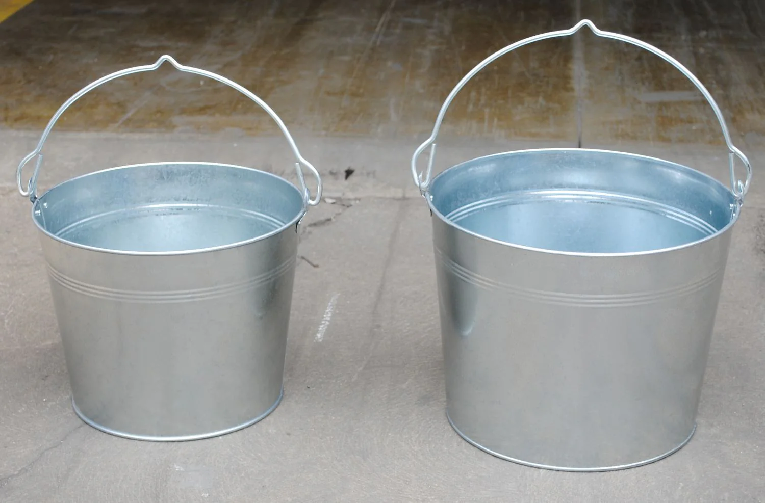 Vestil Manufacturing Corp Galvanized, Stainless Steel, & Bronze Buckets - Image 5