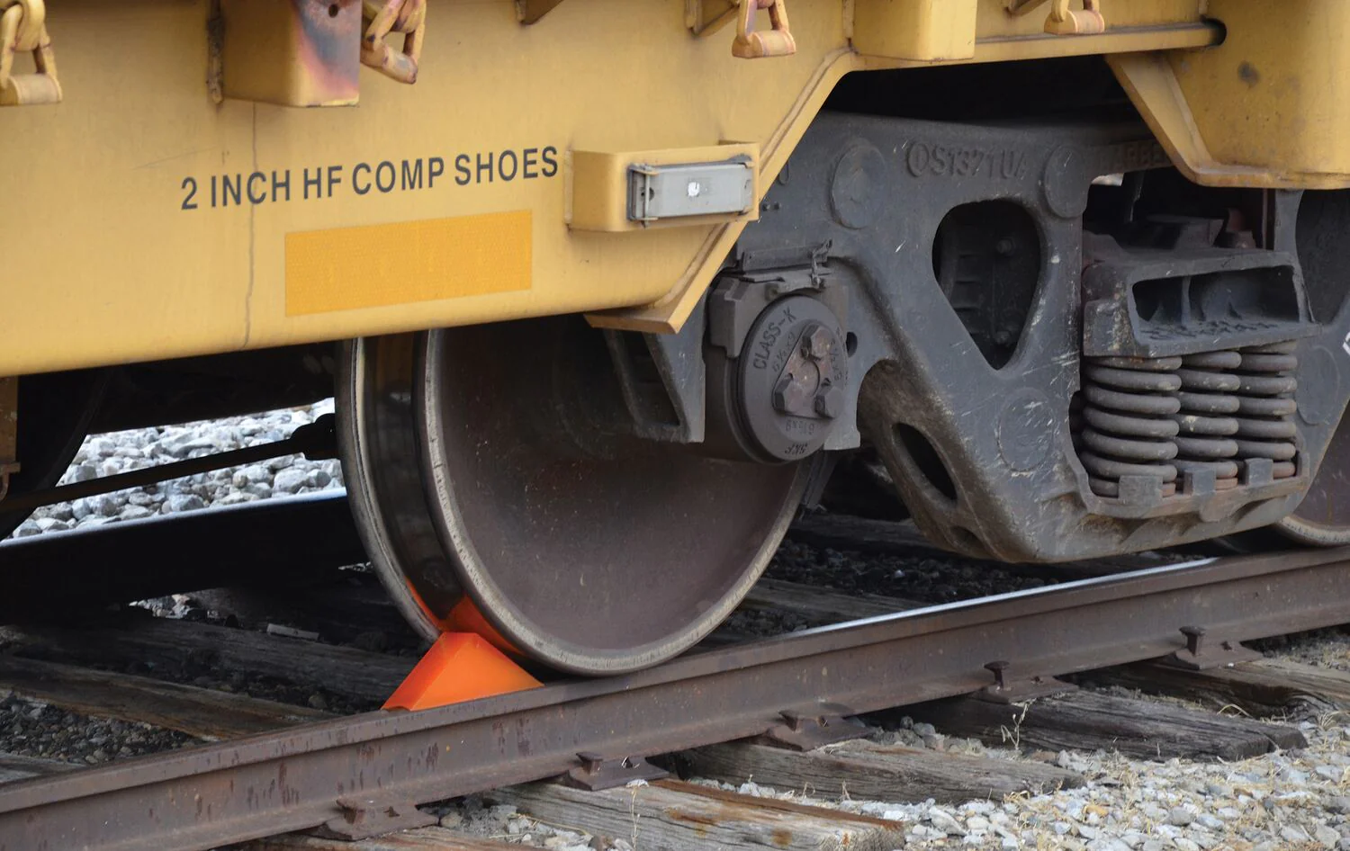 Vestil Manufacturing Corp Magnetic Rail Car Wheel Chock - Image 2