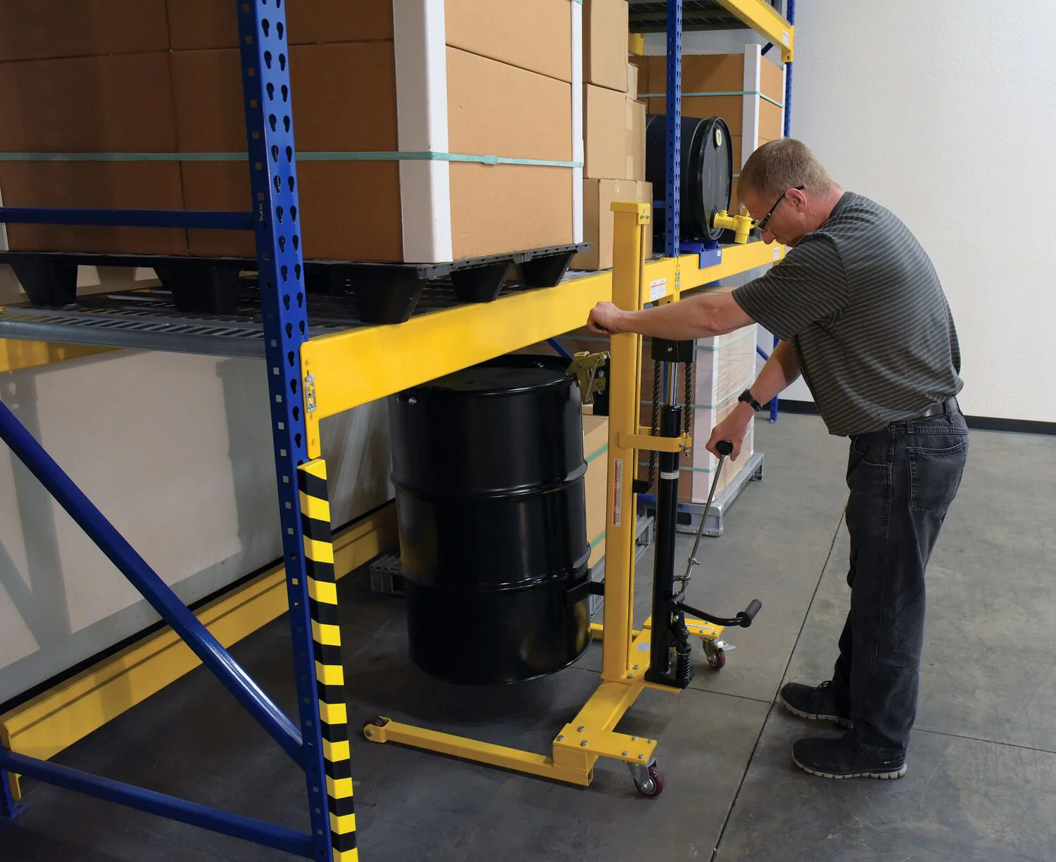 Vestil Manufacturing Corp Manual Low Profile Hydraulic Drum Truck - Image 3
