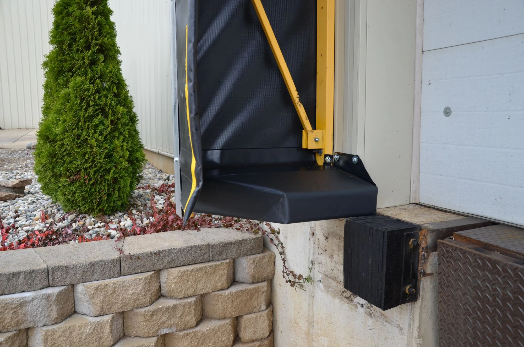 Vestil Manufacturing Corp Retractable Dock Shelter - Image 3