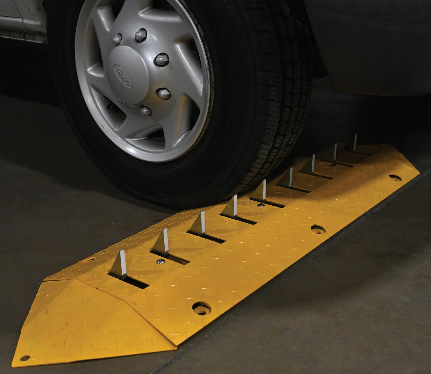 Vestil Manufacturing Corp Spiked (Anti-Backup) Speed Bump - Image 8