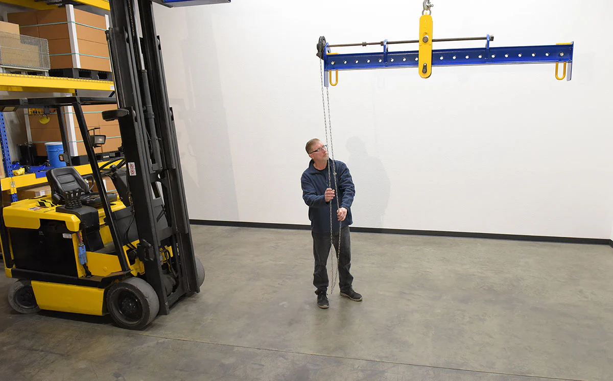 Vestil Manufacturing Corp Spreader Beam With Adjustable Hand Chain Crank Bail - Image 2