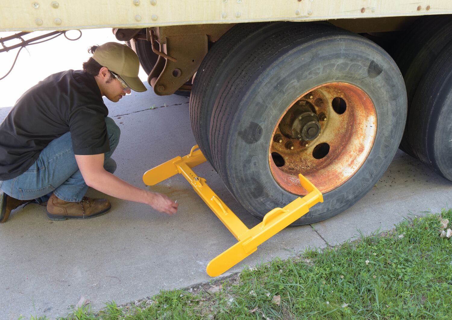 Vestil Manufacturing Corp Trailer Wheel Locks - Image 4